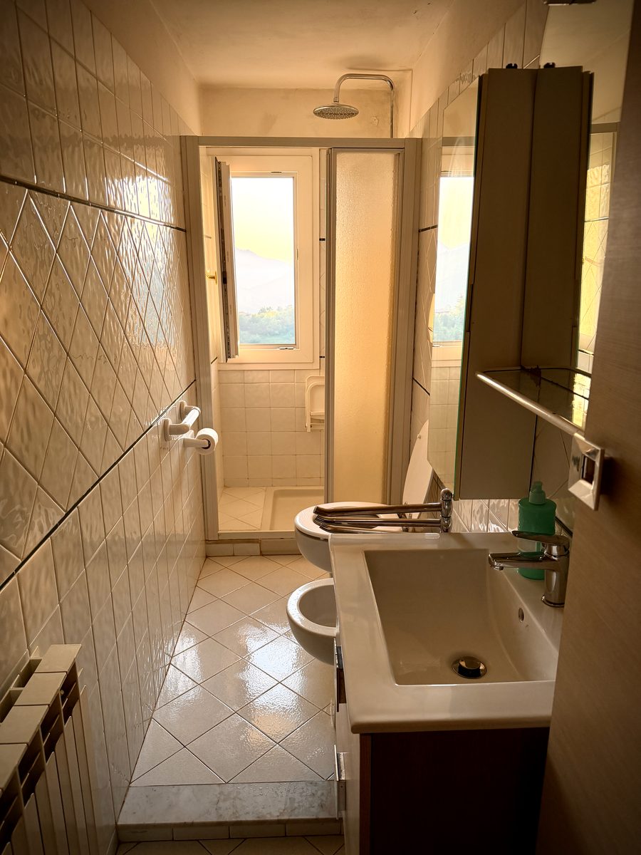 Badezimmer il Loft mit Dusche, WC, Bidet und Bergblick