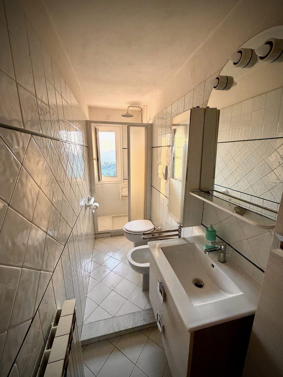 Badezimmer von il Loft mit Dusche, WC, Bidet und Waschbecken