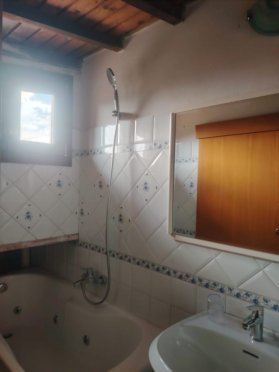 Second bathroom il Loft with bathtub, floral tiles and wooden-beamed ceiling
