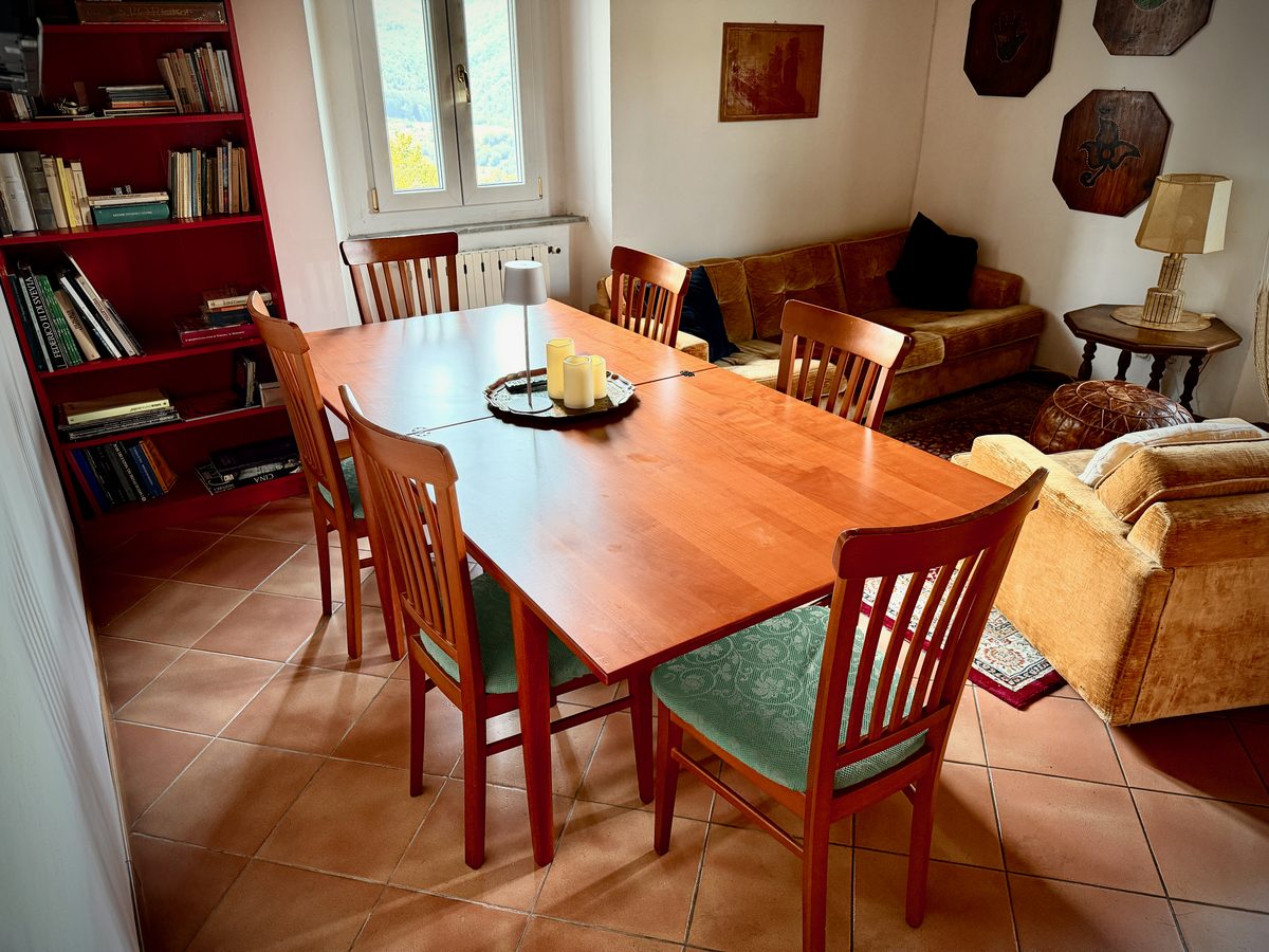 Essbereich il Loft mit großem Tisch und Blick ins Wohnzimmer