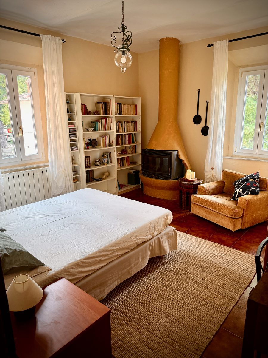 Hauptschlafzimmer il Loft mit Doppelbett und Kunstwerken