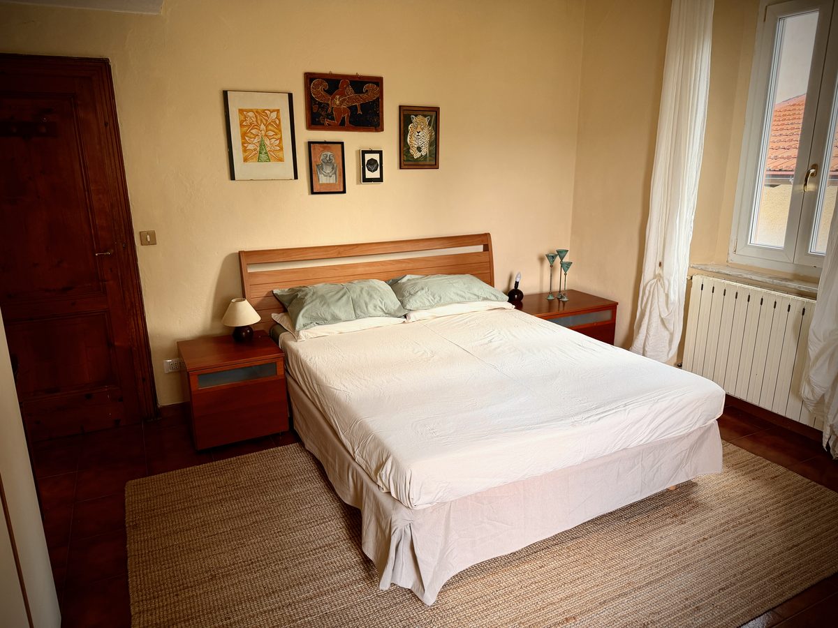 Hauptschlafzimmer von il Loft mit Doppelbett und Kunstwerken an der Wand