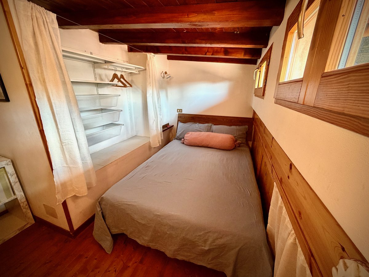 Offener Kleiderschrank im zweiten Schlafzimmer il Loft