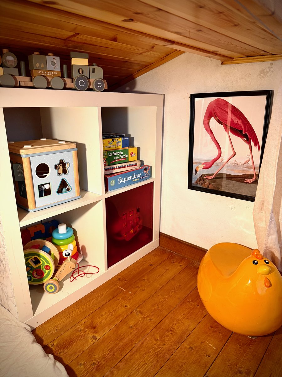 Spielzeugregal im Kinderzimmer von il Loft mit Holzspielzeug und Gesellschaftsspielen