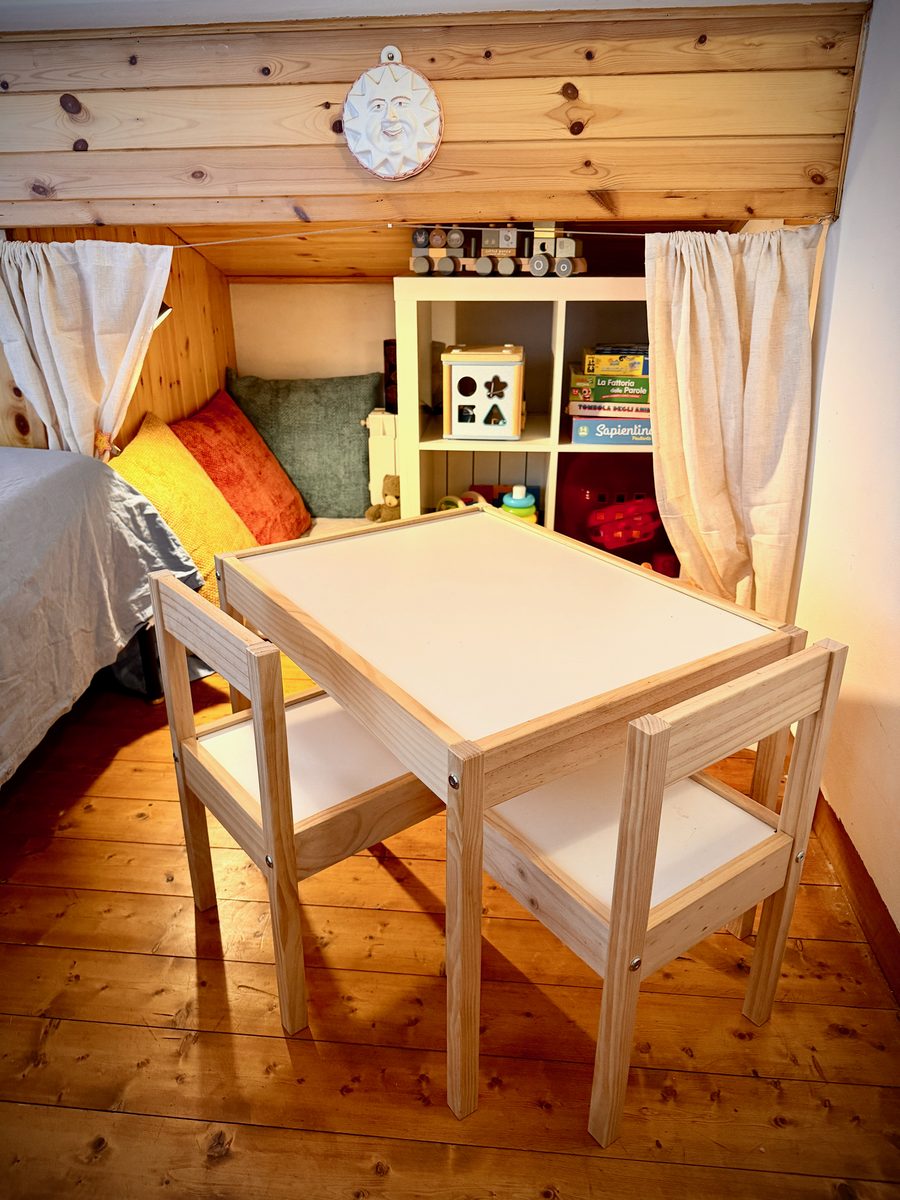 Kindertisch mit Stühlen im Kinderzimmer von il Loft