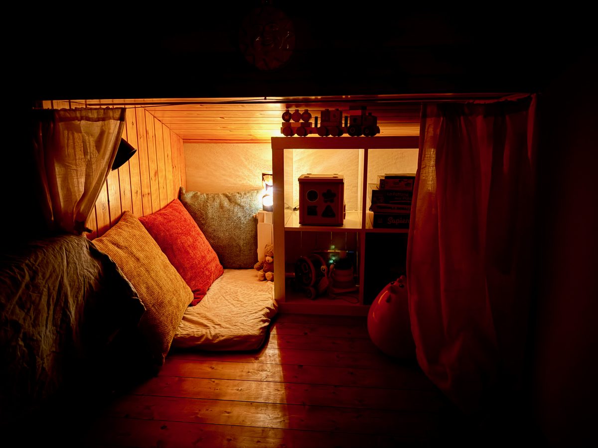 Stimmungsvolle Abendansicht des Kinderzimmers von il Loft