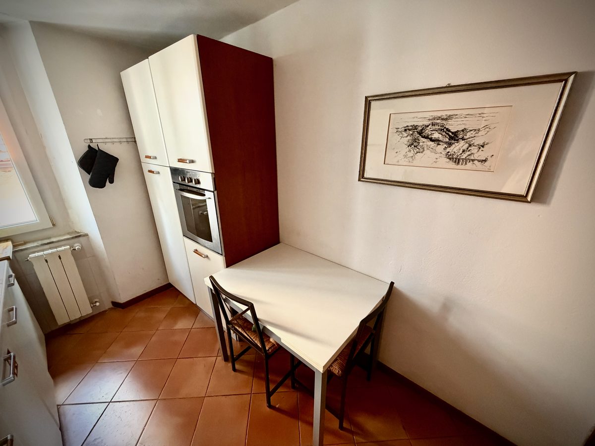 Küchenzeile il Loft mit Einbaubackofen und kleinem Esstisch