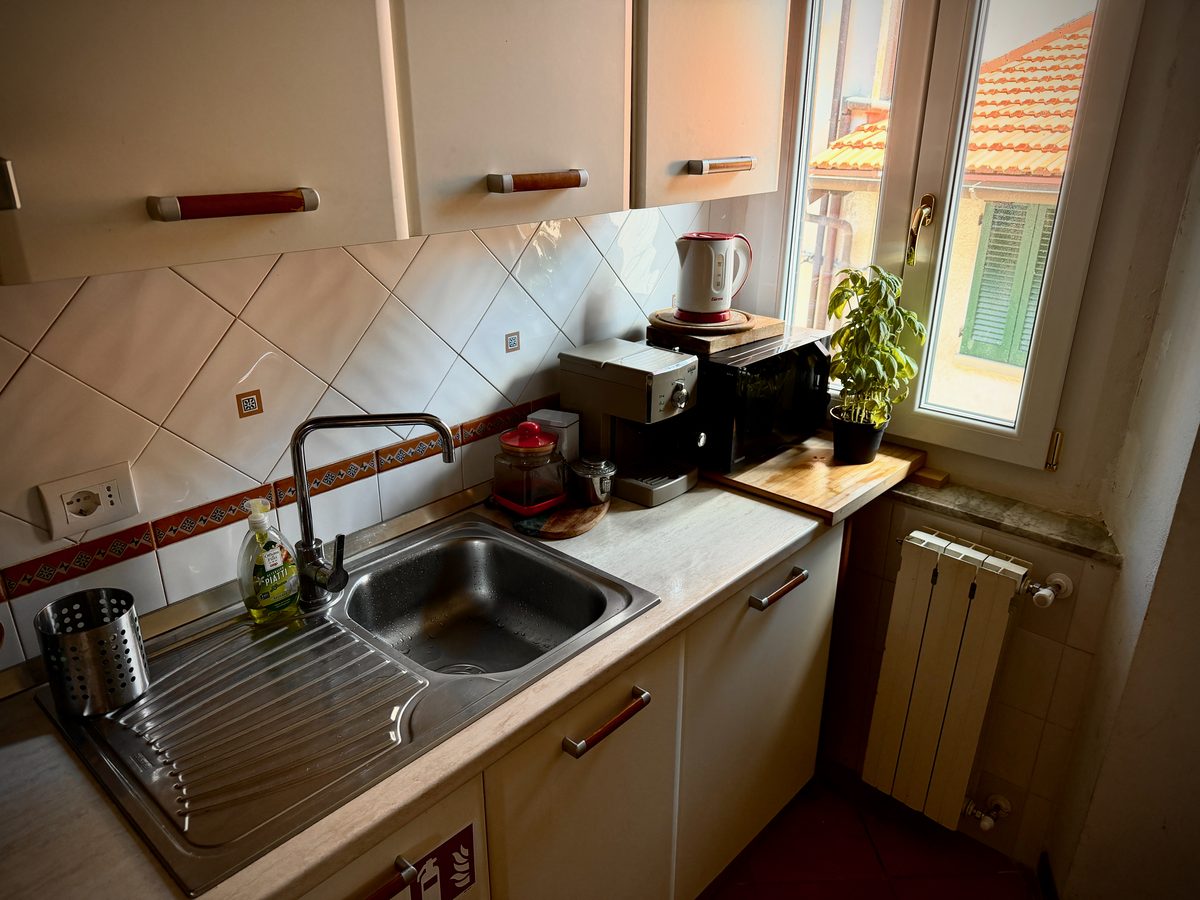 Küche von il Loft mit Gasherd, Spüle und Kaffeemaschine