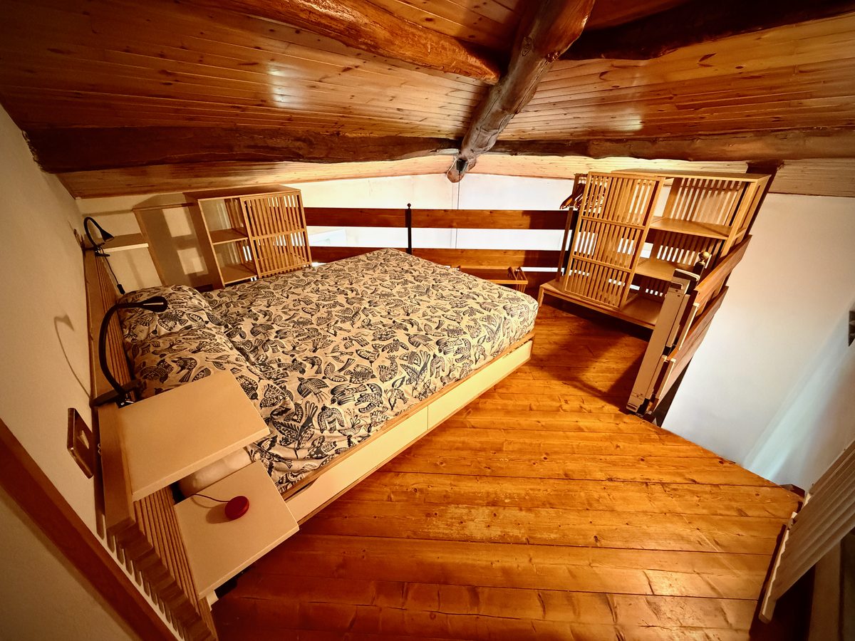 Galerie-Schlafzimmer il Loft mit offenem Regal und Stauraum