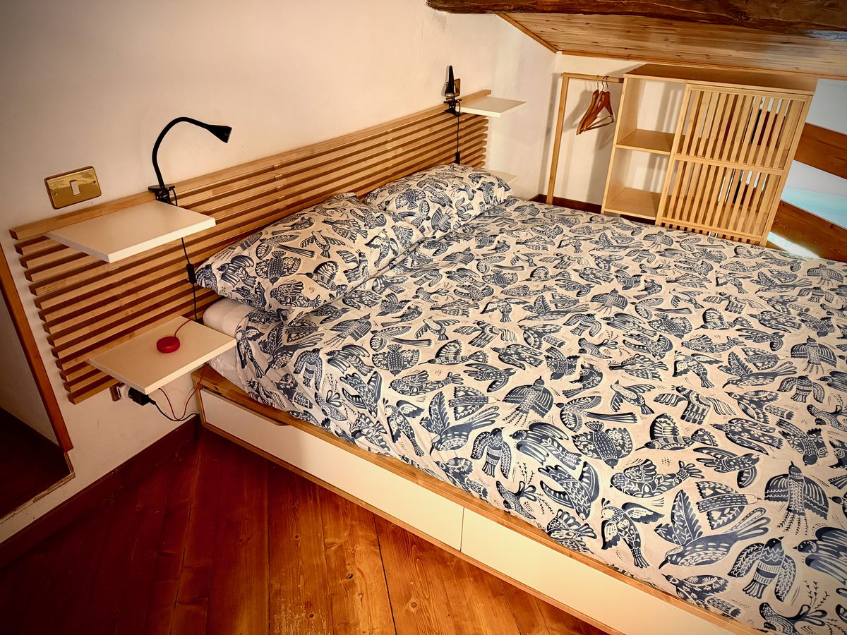 Doppelbett auf der Galerieebene von il Loft mit Kleiderschrank