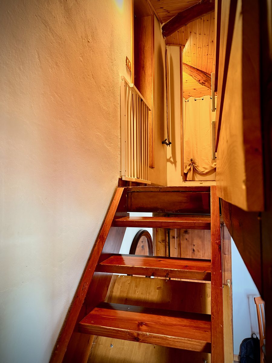 Holztreppe il Loft zur oberen Galerieebene