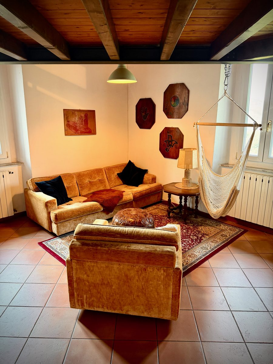 Gemütliches Wohnzimmer il Loft mit Hängesessel und Blick in die Berge