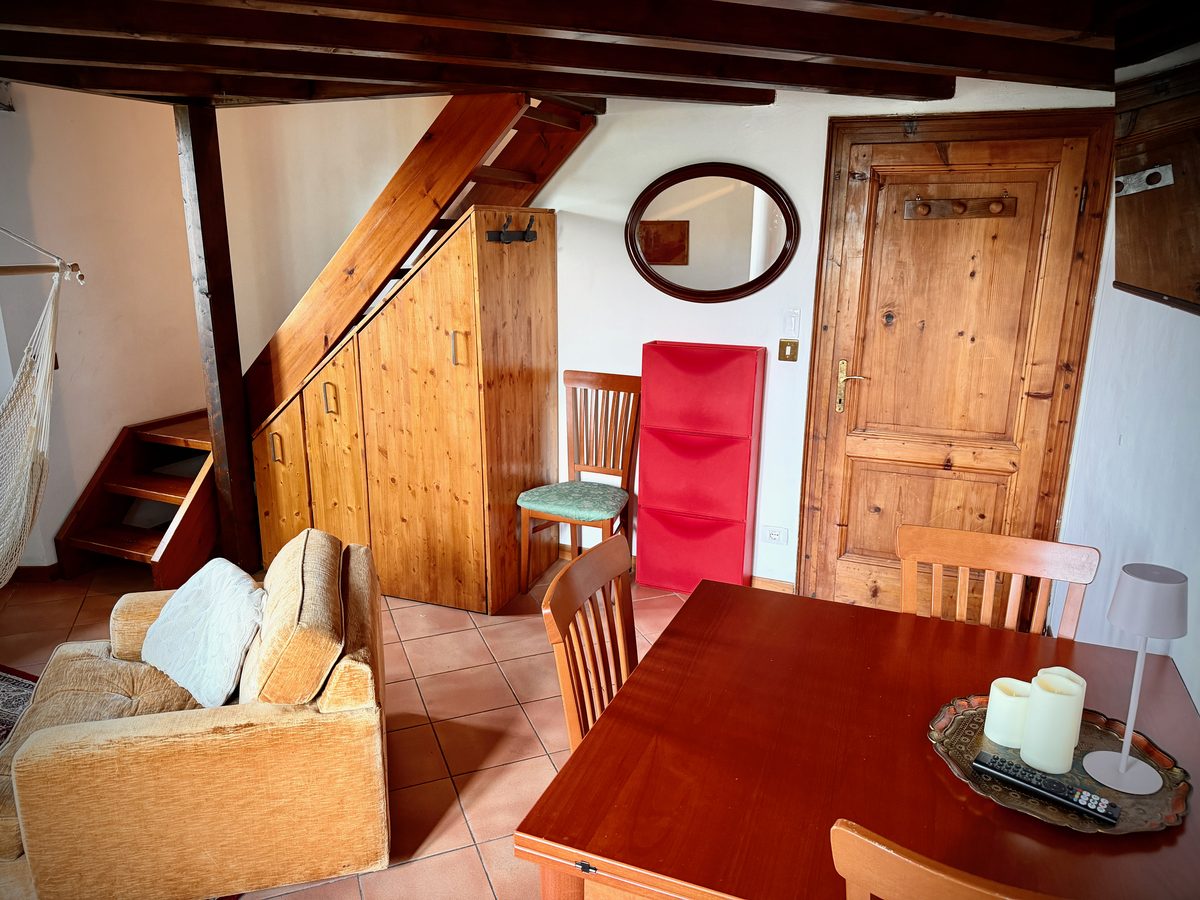 Wohnbereich von il Loft mit Treppenaufgang, Stauraum und Spiegel