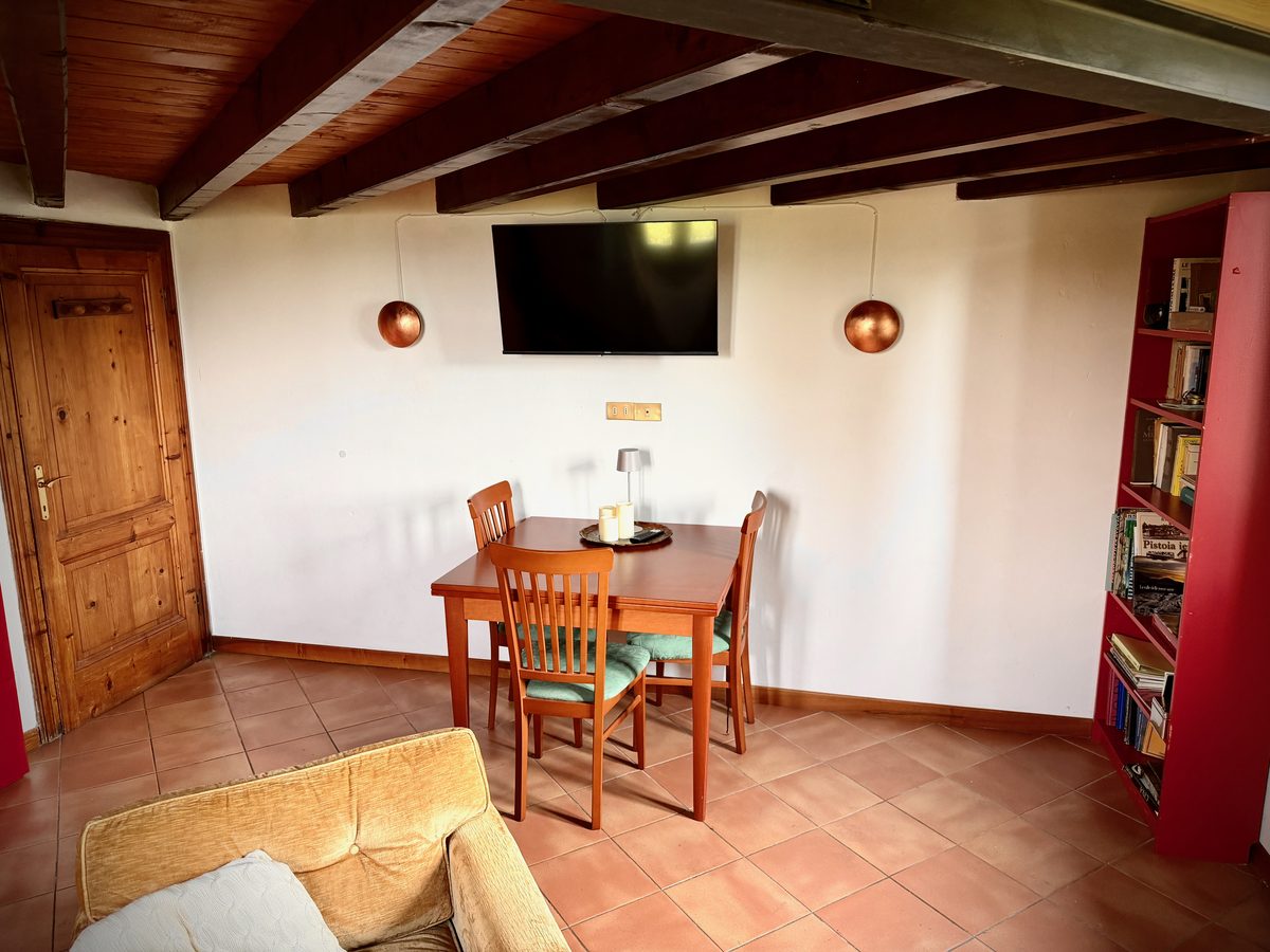 Essecke im Wohnzimmer von il Loft mit Fernseher und Bücherregal