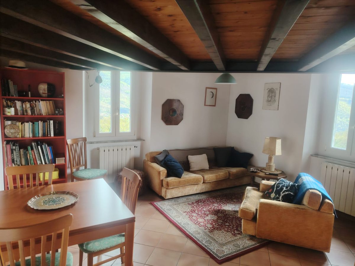 Wohnzimmer der Ferienwohnung il Loft mit Holzbalken und Panoramablick
