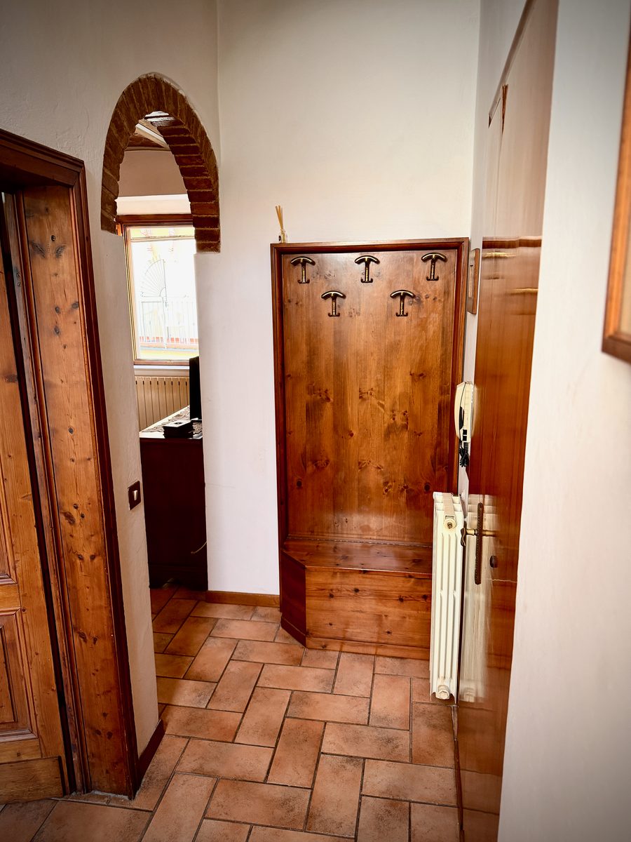 Entrance area with coat rack and brick archway