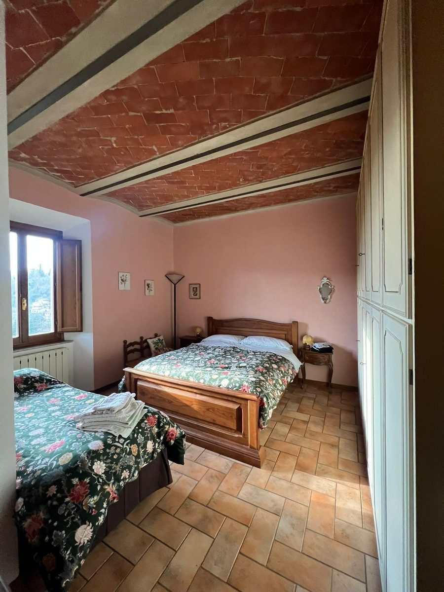 Wohnzimmer der Ferienwohnung il Nido mit charakteristischem Backsteinbogen