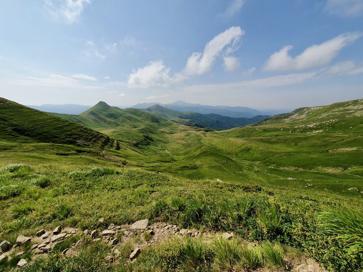 Panoramablick vom Apennin-Kamm Richtung Emilia-Romagna — weitgeschwungene Kammlagen des Appennino Tosco-Emiliano