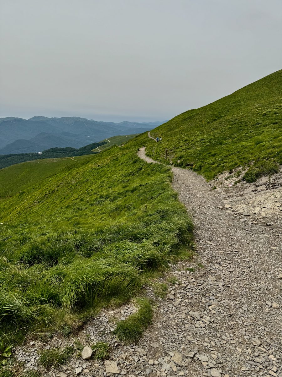 Schotter- und Steinpfad entlang des Apennin-Kamms auf dem Aufstieg zum Lago Scaffaiolo