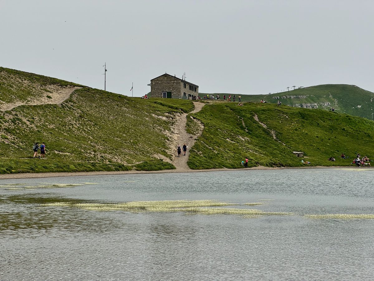 Blick auf den Lago Scaffaiolo vom Seeufer mit dem Rifugio Duca degli Abruzzi im Hintergrund