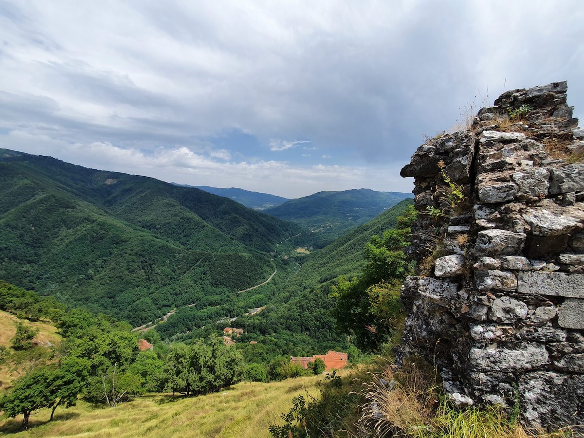 Blick von der Rocca di Lucchio hinunter in die bewaldete Val di Lima