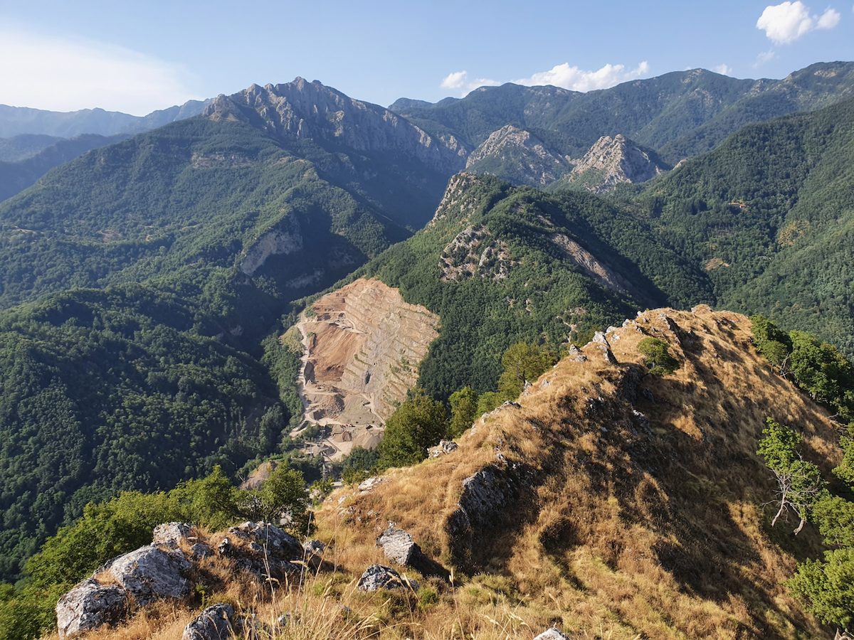 Bergpanorama vom Grat bei Lucchio mit Blick zur Penna di Lucchio und den Apuanischen Alpen