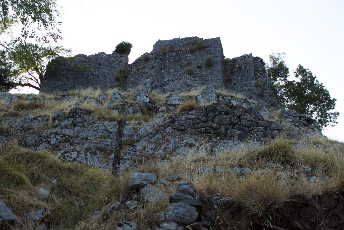 Mauerreste der mittelalterlichen Rocca di Lucchio auf dem felsigen Bergrücken über dem Dorf